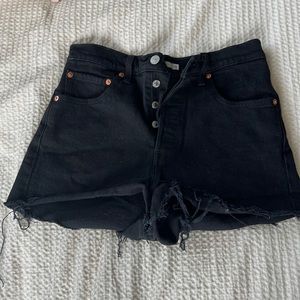 Levi’s shorts size 28